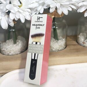 NWT it Cosmetics Heavenly Luxe Solid Serum Foundation Brush : BRUSH NO. 29
